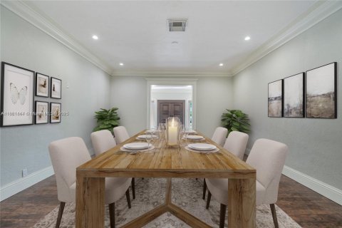 House in Miami, Florida 5 bedrooms, 295.15 sq.m. № 1894235 - photo 5