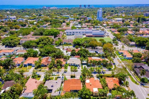 House in Miami, Florida 5 bedrooms, 295.15 sq.m. № 1894235 - photo 30