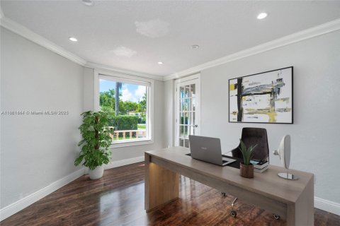 House in Miami, Florida 5 bedrooms, 295.15 sq.m. № 1894235 - photo 3
