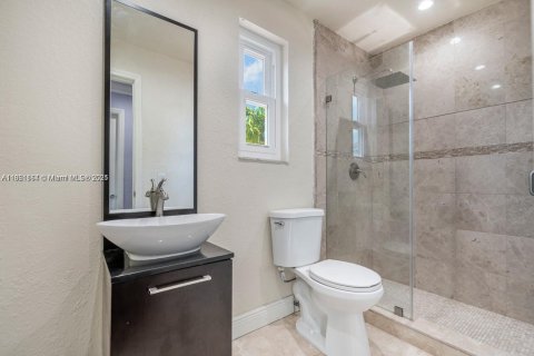 House in Miami, Florida 5 bedrooms, 295.15 sq.m. № 1894235 - photo 21