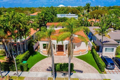 House in Miami, Florida 5 bedrooms, 295.15 sq.m. № 1894235 - photo 27