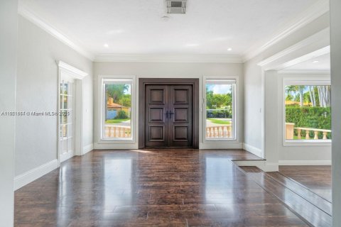 House in Miami, Florida 5 bedrooms, 295.15 sq.m. № 1894235 - photo 2
