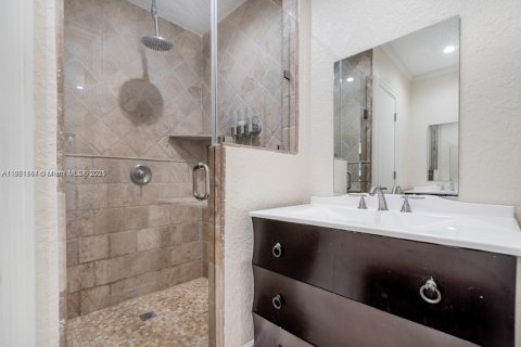 House in Miami, Florida 5 bedrooms, 295.15 sq.m. № 1894235 - photo 22