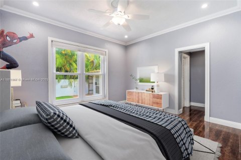 House in Miami, Florida 5 bedrooms, 295.15 sq.m. № 1894235 - photo 14