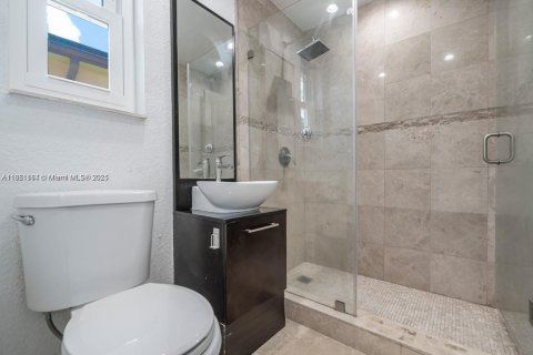 House in Miami, Florida 5 bedrooms, 295.15 sq.m. № 1894235 - photo 24