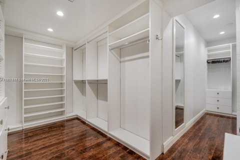House in Miami, Florida 5 bedrooms, 295.15 sq.m. № 1894235 - photo 19