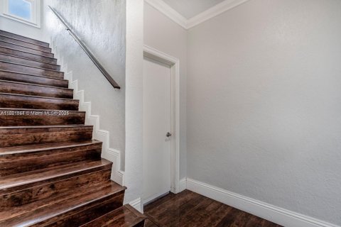 House in Miami, Florida 5 bedrooms, 295.15 sq.m. № 1894235 - photo 13