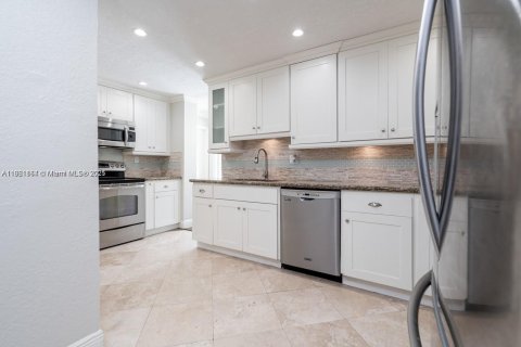 House in Miami, Florida 5 bedrooms, 295.15 sq.m. № 1894235 - photo 8