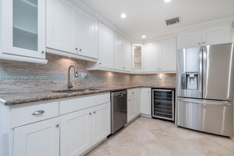 House in Miami, Florida 5 bedrooms, 295.15 sq.m. № 1894235 - photo 10