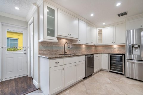 House in Miami, Florida 5 bedrooms, 295.15 sq.m. № 1894235 - photo 11