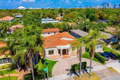 House in Miami, Florida 5 bedrooms, 295.15 sq.m. № 1894235 - photo 29