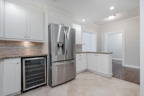 House in Miami, Florida 5 bedrooms, 295.15 sq.m. № 1894235 - photo 12