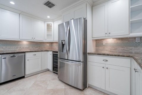 House in Miami, Florida 5 bedrooms, 295.15 sq.m. № 1894235 - photo 7