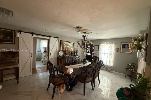 Villa ou maison à vendre à Royal Palm Beach, Floride: 4 chambres, 177.63 m2 № 2081620 - photo 4