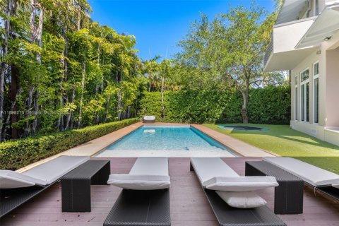 House in Key Biscayne, Florida 5 bedrooms, 407.47 sq.m. № 2013261 - photo 29