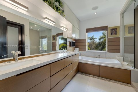 House in Key Biscayne, Florida 5 bedrooms, 407.47 sq.m. № 2013261 - photo 12