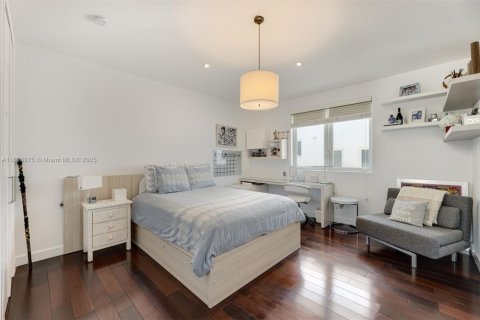 House in Key Biscayne, Florida 5 bedrooms, 407.47 sq.m. № 2013261 - photo 18