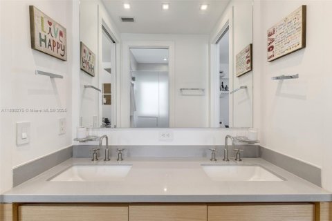 House in Key Biscayne, Florida 5 bedrooms, 407.47 sq.m. № 2013261 - photo 17