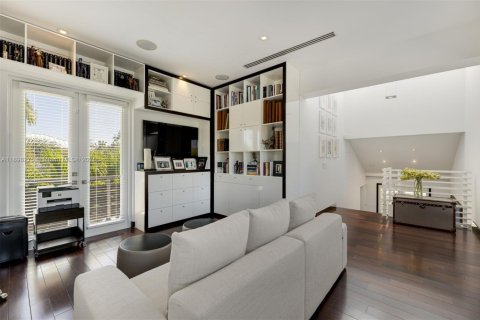 House in Key Biscayne, Florida 5 bedrooms, 407.47 sq.m. № 2013261 - photo 19