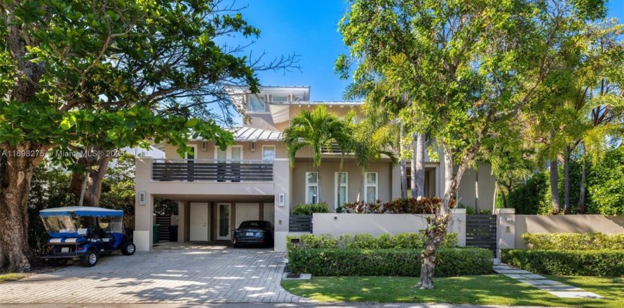 House in Key Biscayne, Florida 5 bedrooms, 407.47 sq.m. № 2013261