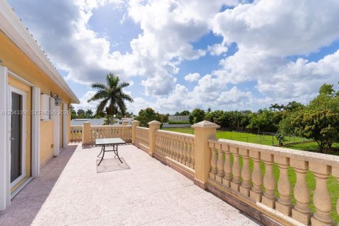 Villa ou maison à vendre à Miami, Floride: 6 chambres, 386.57 m2 № 2241031 - photo 17