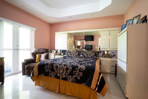 Villa ou maison à vendre à Miami, Floride: 6 chambres, 386.57 m2 № 2241031 - photo 9