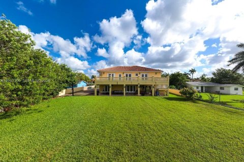 Villa ou maison à vendre à Miami, Floride: 6 chambres, 386.57 m2 № 2241031 - photo 2