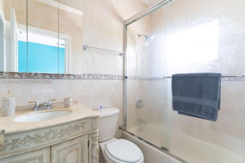 Villa ou maison à vendre à Miami, Floride: 6 chambres, 386.57 m2 № 2241031 - photo 14