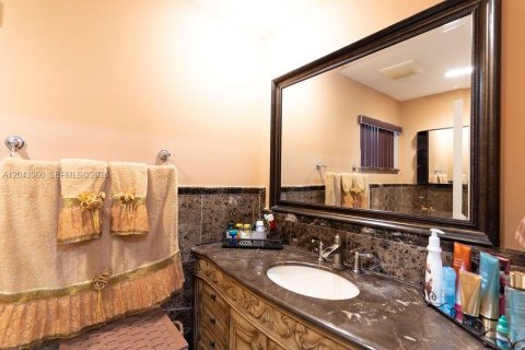 Villa ou maison à vendre à Miami, Floride: 6 chambres, 386.57 m2 № 2241031 - photo 12