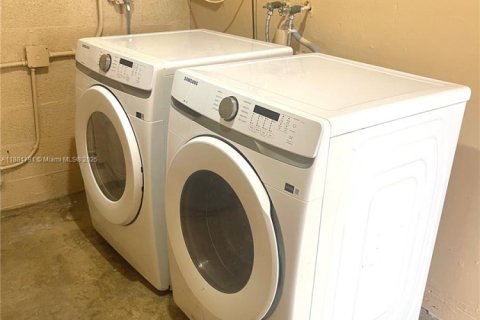 House in Miami Gardens, Florida 3 bedrooms, 133.78 sq.m. № 1931271 - photo 19