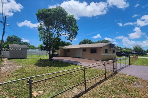 House in Miami Gardens, Florida 3 bedrooms, 133.78 sq.m. № 1931271 - photo 4