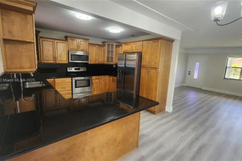 House in Miami Gardens, Florida 3 bedrooms, 133.78 sq.m. № 1931271 - photo 5