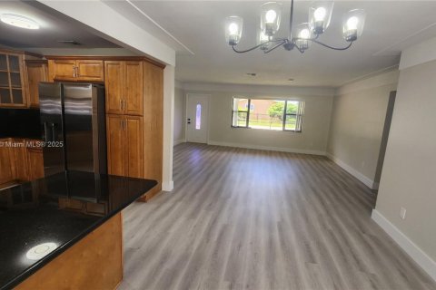 House in Miami Gardens, Florida 3 bedrooms, 133.78 sq.m. № 1931271 - photo 6