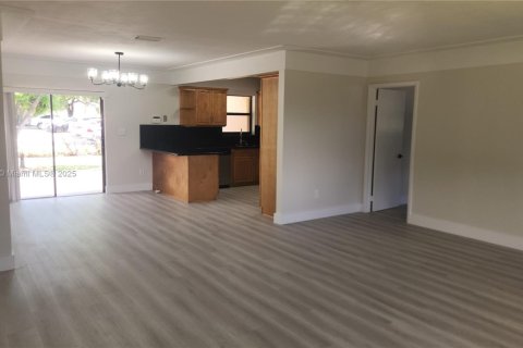 House in Miami Gardens, Florida 3 bedrooms, 133.78 sq.m. № 1931271 - photo 7