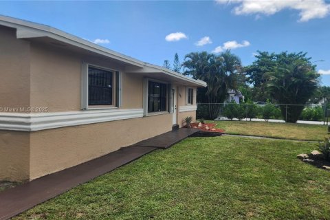 House in Miami Gardens, Florida 3 bedrooms, 133.78 sq.m. № 1931271 - photo 3
