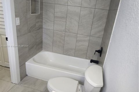 House in Miami Gardens, Florida 3 bedrooms, 133.78 sq.m. № 1931271 - photo 13