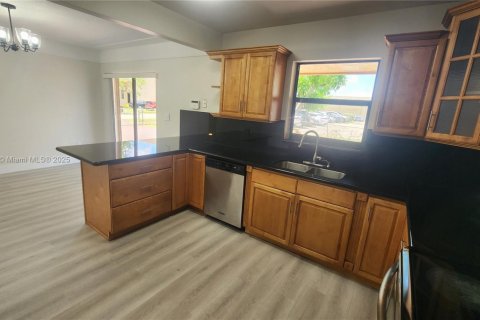 House in Miami Gardens, Florida 3 bedrooms, 133.78 sq.m. № 1931271 - photo 12