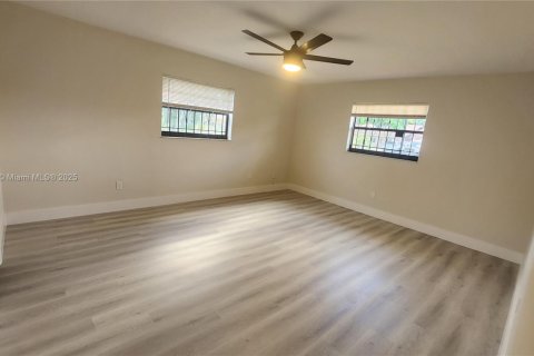 House in Miami Gardens, Florida 3 bedrooms, 133.78 sq.m. № 1931271 - photo 16