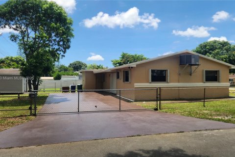 House in Miami Gardens, Florida 3 bedrooms, 133.78 sq.m. № 1931271 - photo 2