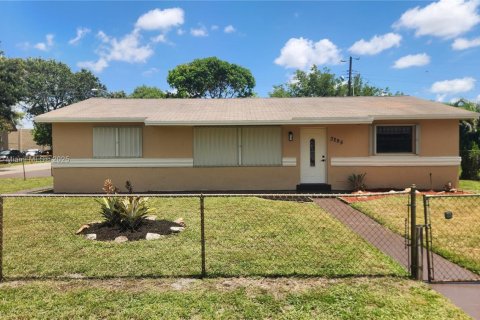 House in Miami Gardens, Florida 3 bedrooms, 133.78 sq.m. № 1931271 - photo 1