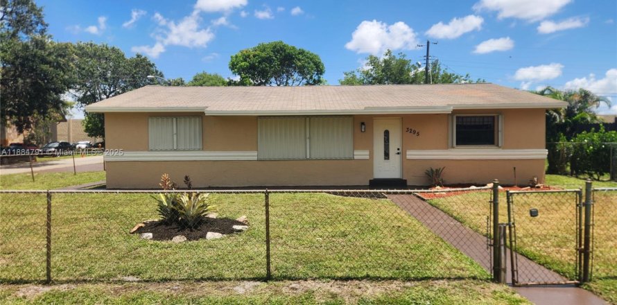 House in Miami Gardens, Florida 3 bedrooms, 133.78 sq.m. № 1931271