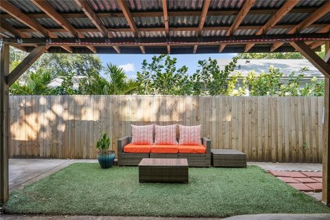 House in Saint Petersburg, Florida 2 bedrooms, 193.98 sq.m. № 2123416 - photo 24