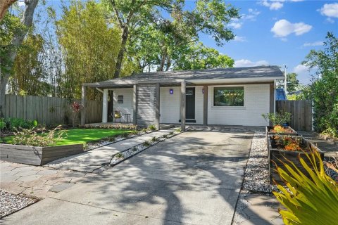 House in Saint Petersburg, Florida 2 bedrooms, 193.98 sq.m. № 2123416 - photo 4