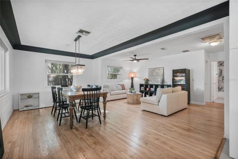 House in Saint Petersburg, Florida 2 bedrooms, 193.98 sq.m. № 2123416 - photo 6