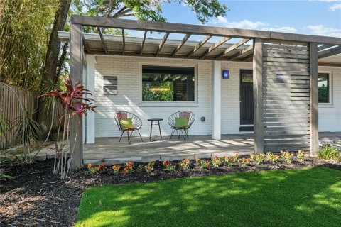 House in Saint Petersburg, Florida 2 bedrooms, 193.98 sq.m. № 2123416