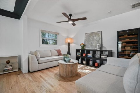 House in Saint Petersburg, Florida 2 bedrooms, 193.98 sq.m. № 2123416 - photo 8
