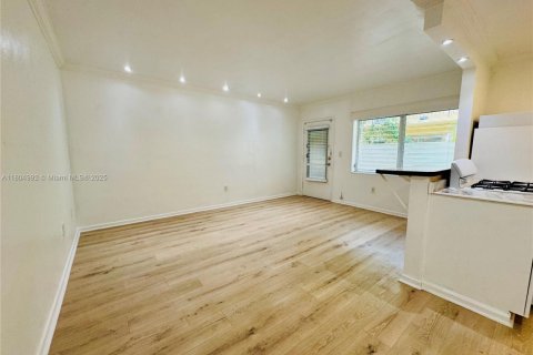 Condo in Miami Beach, Florida, 1 bedroom  № 1727845 - photo 1