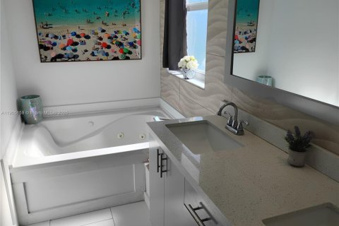 House in Miami, Florida 4 bedrooms, 213.02 sq.m. № 1958695 - photo 14