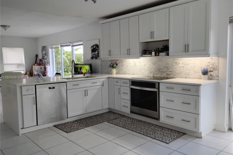 House in Miami, Florida 4 bedrooms, 213.02 sq.m. № 1958695 - photo 8