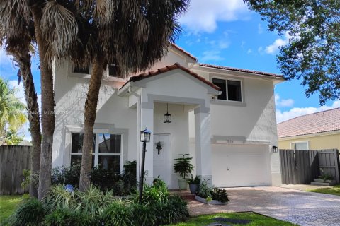 House in Miami, Florida 4 bedrooms, 213.02 sq.m. № 1958695 - photo 1